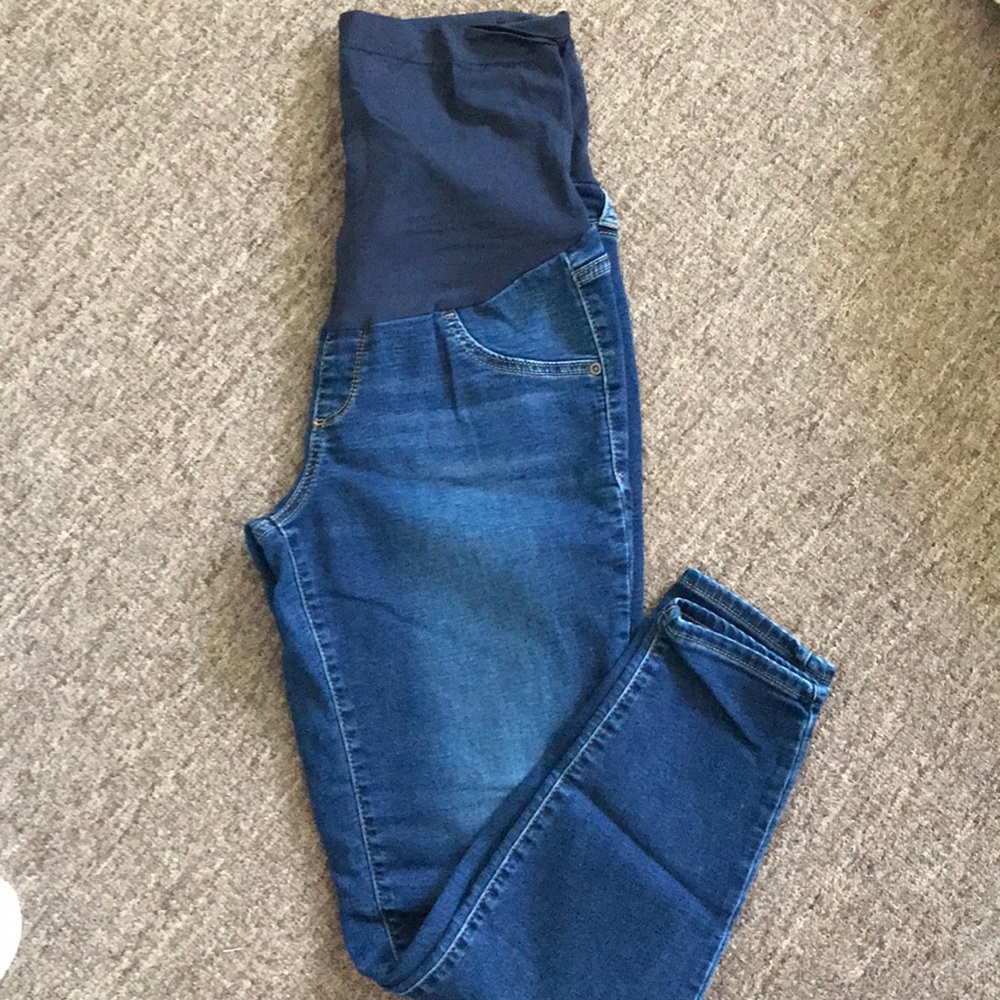 A glow maternity leggings.